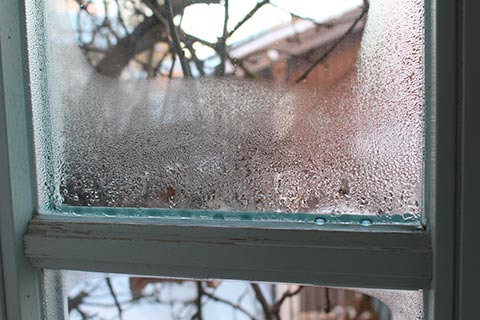 Ako zabrániť roseniu okien?
