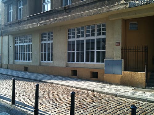 Presklenie zdvojených okien v pamiatkovej zóne Prahy 1, lepené drevené priečky