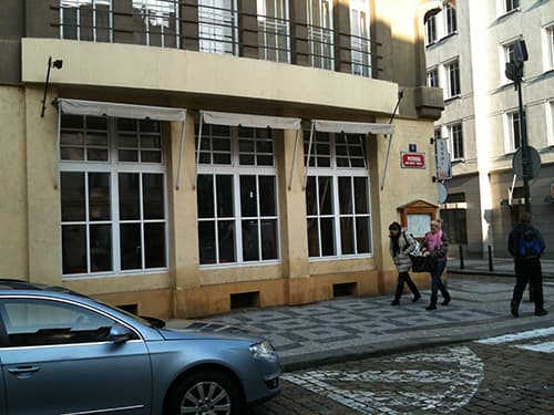 Presklenie zdvojených okien v pamiatkovej zóne Prahy 1, lepené drevené priečky